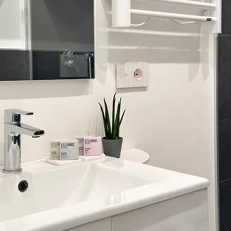 Aquavista - Pied Dans L'eau & Pool Apartment *